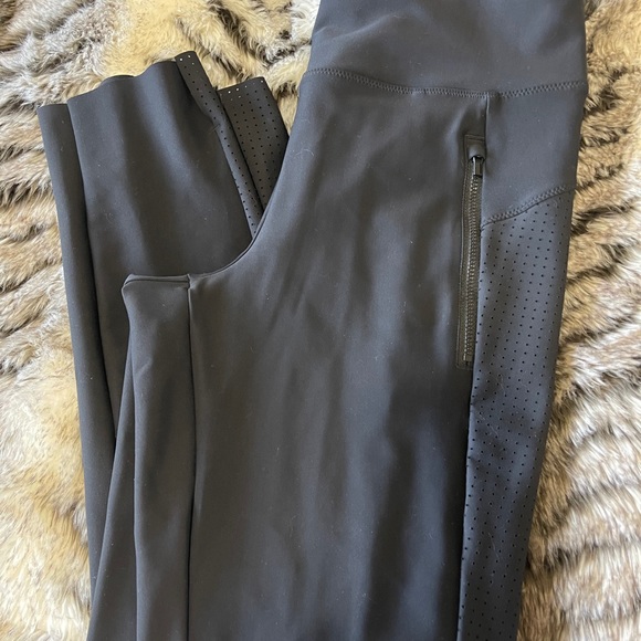 Athleta Pants - Athleta Stellar Crop Pant Black sz Med